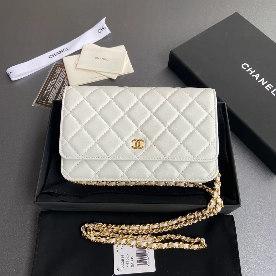 Xiaoxiang imported Italian lambskin Item number: A33814 Price: 600 Size: w20×h13×d3.5cm Color: white lambskin gold steel mark