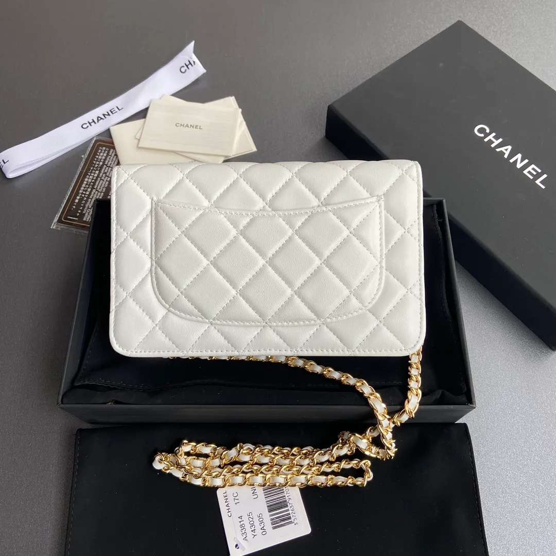 Xiaoxiang imported Italian lambskin Item number: A33814 Price: 600 Size: w20×h13×d3.5cm Color: white lambskin gold steel mark
