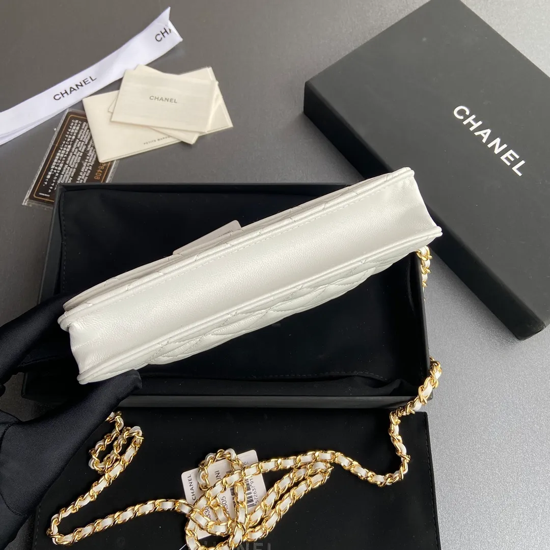 Xiaoxiang imported Italian lambskin Item number: A33814 Price: 600 Size: w20×h13×d3.5cm Color: white lambskin gold steel mark