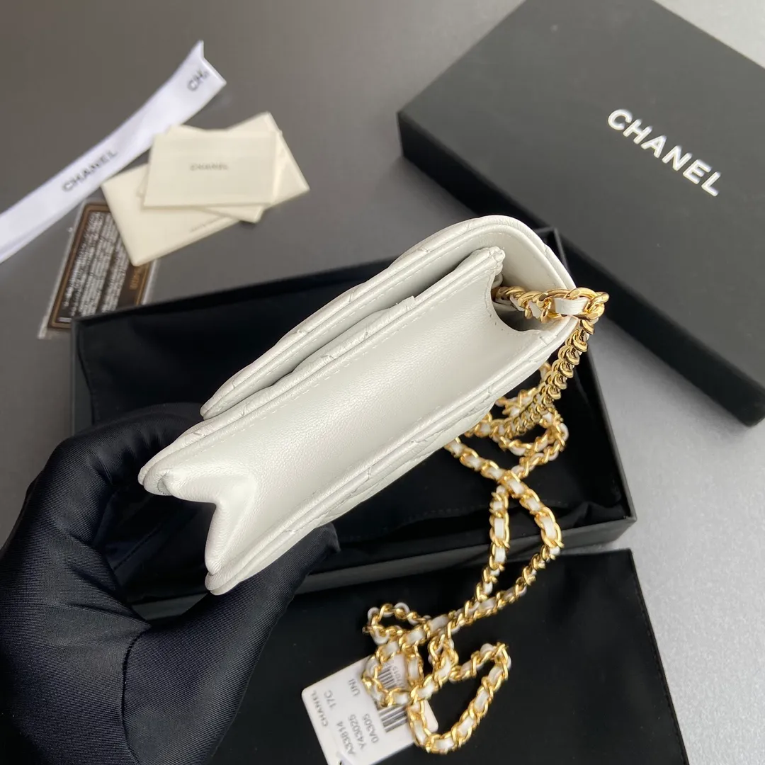 Xiaoxiang imported Italian lambskin Item number: A33814 Price: 600 Size: w20×h13×d3.5cm Color: white lambskin gold steel mark