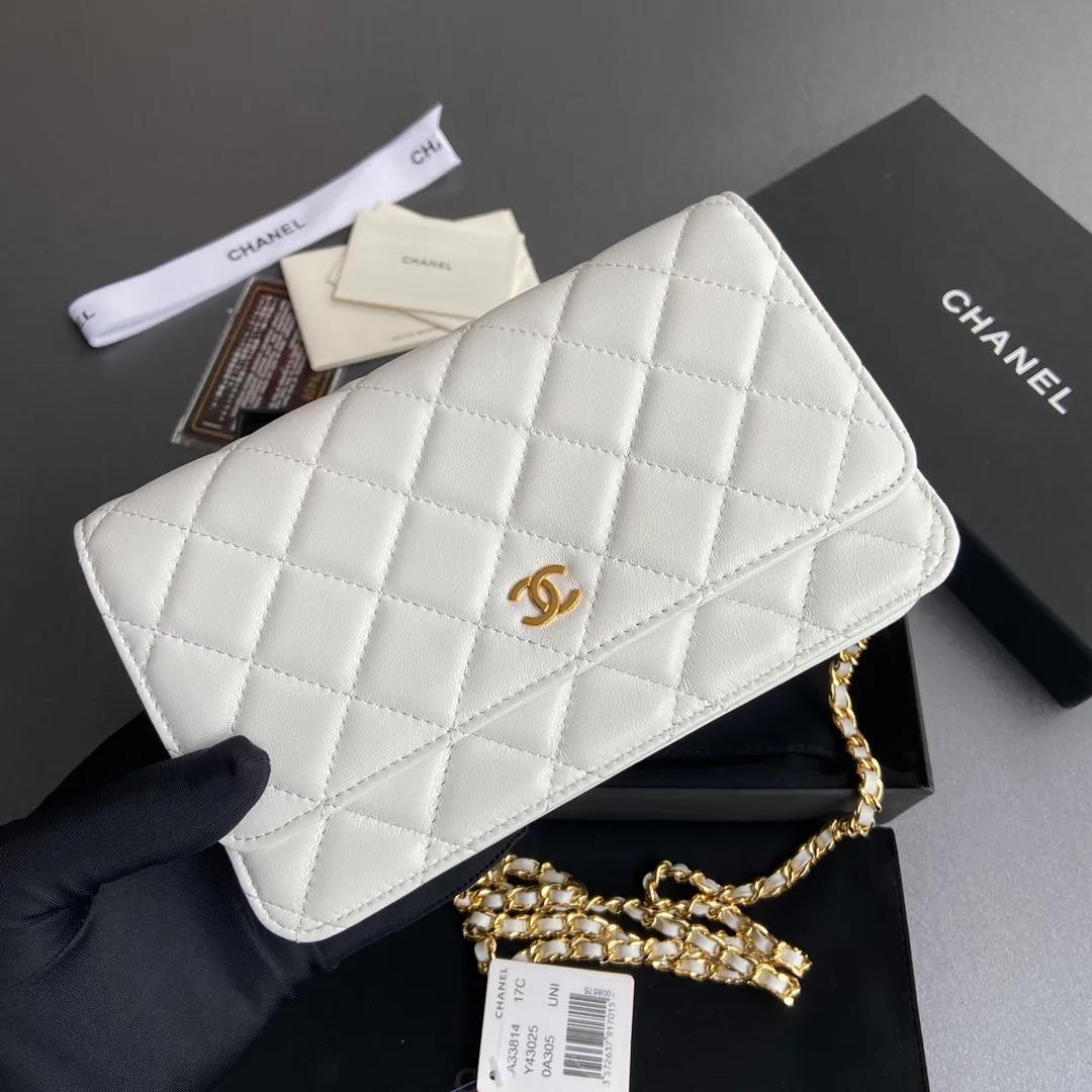 Xiaoxiang imported Italian lambskin Item number: A33814 Price: 600 Size: w20×h13×d3.5cm Color: white lambskin gold steel mark