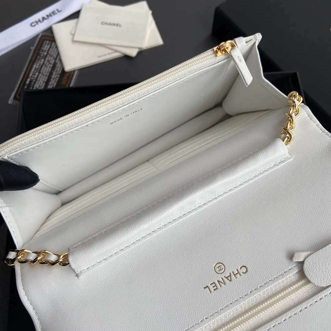 Xiaoxiang imported Italian lambskin Item number: A33814 Price: 600 Size: w20×h13×d3.5cm Color: white lambskin gold steel mark