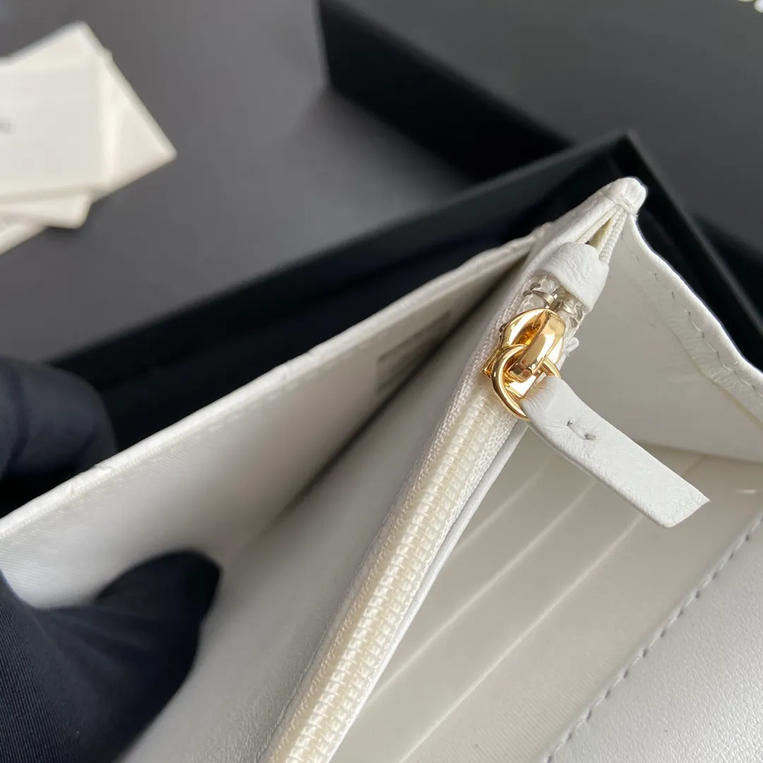 Xiaoxiang imported Italian lambskin Item number: A33814 Price: 600 Size: w20×h13×d3.5cm Color: white lambskin gold steel mark
