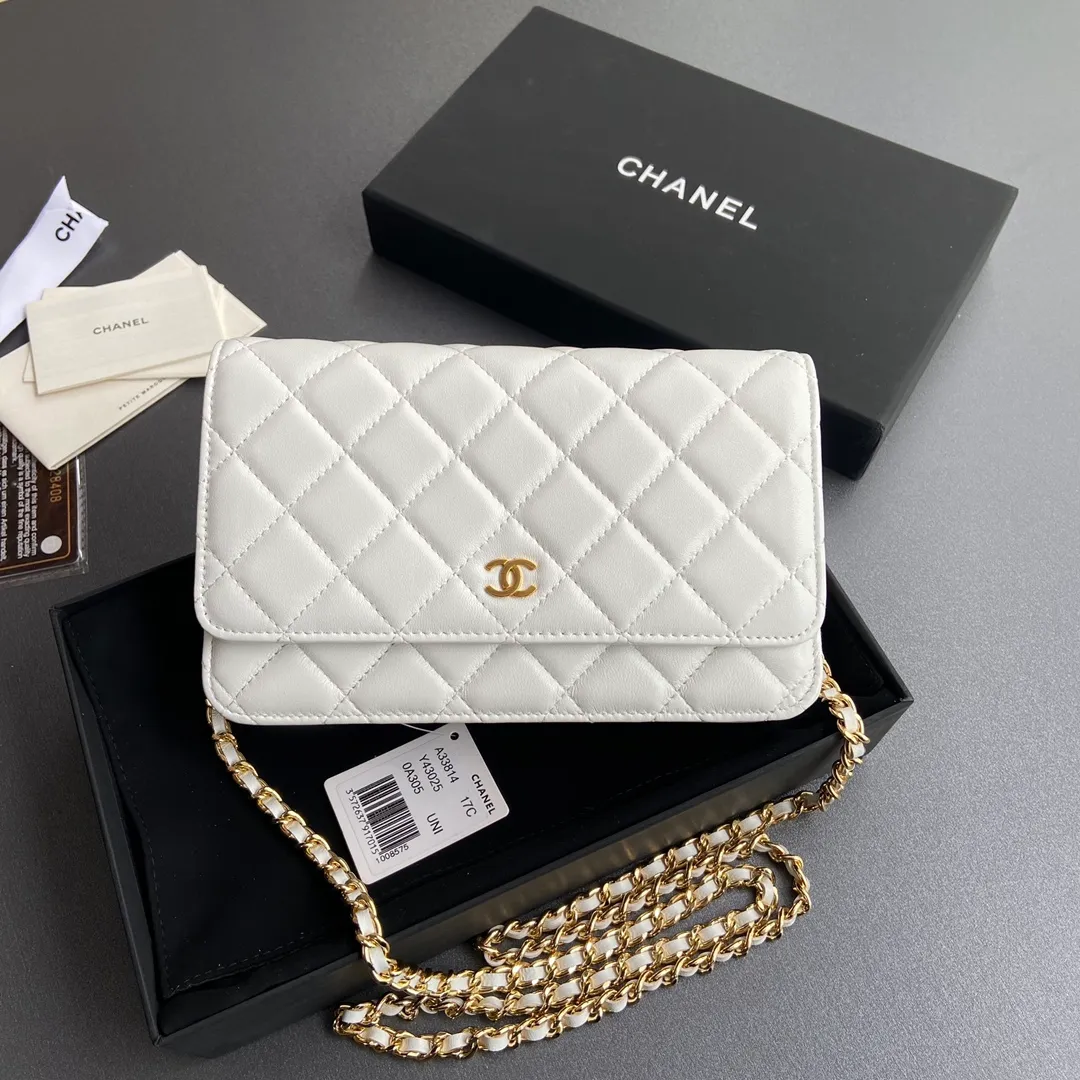 Xiaoxiang imported Italian lambskin Item number: A33814 Price: 600 Size: w20×h13×d3.5cm Color: white lambskin gold steel mark