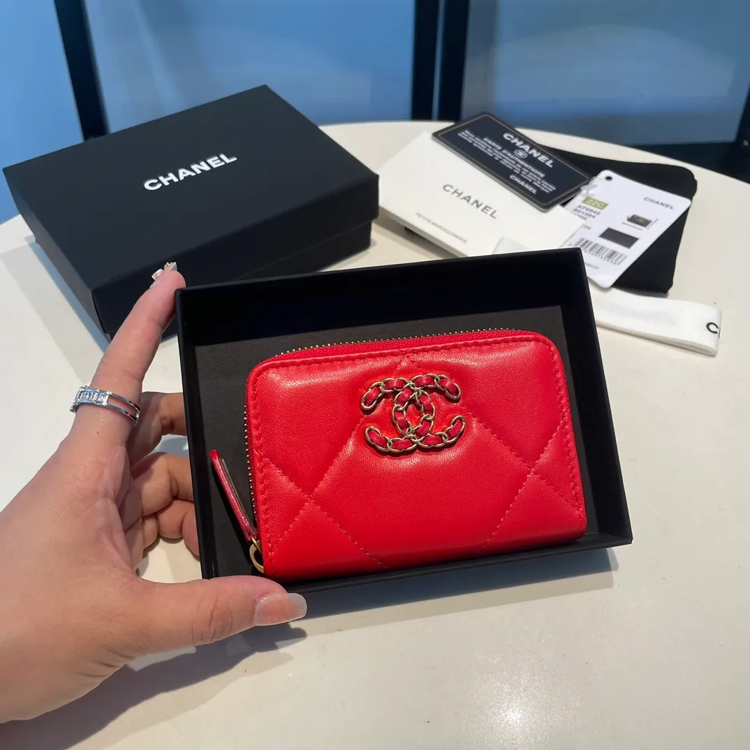 💰300😊 Upgraded version💋🆕 Ohanel new color🆕The latest zipper card holder, the texture of goatskin is invincible 😼The 19 series mainly promoted this season is the big rhombus, with a strong retro style👝Is there anyone who wants to buy each color🧸 The logo is eye-catching and unique, the goatskin has a light luster, and the temperament instantly ups and downs❣The fashionable style and style are also jointly created by Karl and Viard. The first series launched by the new artistic director will be a key recommendation of the brand from this year to next year, conveying the essence of the brand, with a full set of packaging 0945🍃size: 11.5*8cm