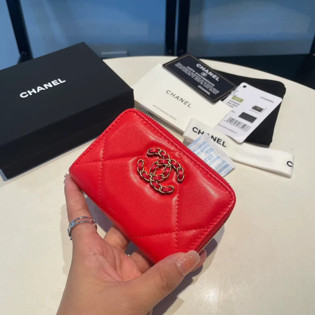 💰300😊 Upgraded version💋🆕 Ohanel new color🆕The latest zipper card holder, the texture of goatskin is invincible 😼The 19 series mainly promoted this season is the big rhombus, with a strong retro style👝Is there anyone who wants to buy each color🧸 The logo is eye-catching and unique, the goatskin has a light luster, and the temperament instantly ups and downs❣The fashionable style and style are also jointly created by Karl and Viard. The first series launched by the new artistic director will be a key recommendation of the brand from this year to next year, conveying the essence of the brand, with a full set of packaging 0945🍃size: 11.5*8cm