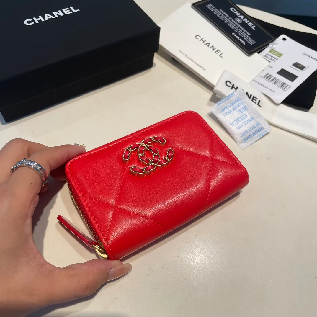 💰300😊 Upgraded version💋🆕 Ohanel new color🆕The latest zipper card holder, the texture of goatskin is invincible 😼The 19 series mainly promoted this season is the big rhombus, with a strong retro style👝Is there anyone who wants to buy each color🧸 The logo is eye-catching and unique, the goatskin has a light luster, and the temperament instantly ups and downs❣The fashionable style and style are also jointly created by Karl and Viard. The first series launched by the new artistic director will be a key recommendation of the brand from this year to next year, conveying the essence of the brand, with a full set of packaging 0945🍃size: 11.5*8cm