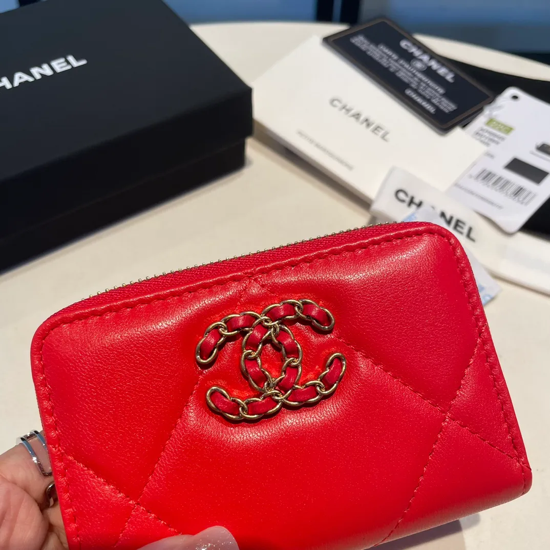 💰300😊 Upgraded version💋🆕 Ohanel new color🆕The latest zipper card holder, the texture of goatskin is invincible 😼The 19 series mainly promoted this season is the big rhombus, with a strong retro style👝Is there anyone who wants to buy each color🧸 The logo is eye-catching and unique, the goatskin has a light luster, and the temperament instantly ups and downs❣The fashionable style and style are also jointly created by Karl and Viard. The first series launched by the new artistic director will be a key recommendation of the brand from this year to next year, conveying the essence of the brand, with a full set of packaging 0945🍃size: 11.5*8cm