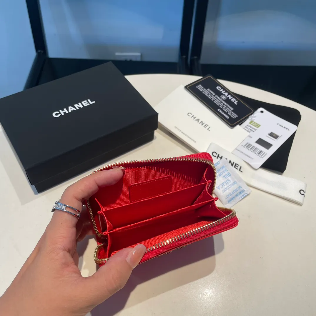 💰300😊 Upgraded version💋🆕 Ohanel new color🆕The latest zipper card holder, the texture of goatskin is invincible 😼The 19 series mainly promoted this season is the big rhombus, with a strong retro style👝Is there anyone who wants to buy each color🧸 The logo is eye-catching and unique, the goatskin has a light luster, and the temperament instantly ups and downs❣The fashionable style and style are also jointly created by Karl and Viard. The first series launched by the new artistic director will be a key recommendation of the brand from this year to next year, conveying the essence of the brand, with a full set of packaging 0945🍃size: 11.5*8cm