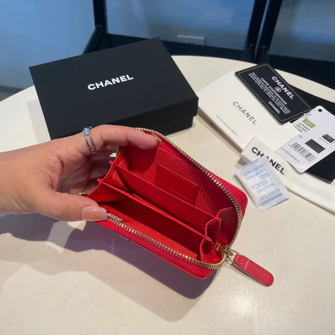 💰300😊 Upgraded version💋🆕 Ohanel new color🆕The latest zipper card holder, the texture of goatskin is invincible 😼The 19 series mainly promoted this season is the big rhombus, with a strong retro style👝Is there anyone who wants to buy each color🧸 The logo is eye-catching and unique, the goatskin has a light luster, and the temperament instantly ups and downs❣The fashionable style and style are also jointly created by Karl and Viard. The first series launched by the new artistic director will be a key recommendation of the brand from this year to next year, conveying the essence of the brand, with a full set of packaging 0945🍃size: 11.5*8cm