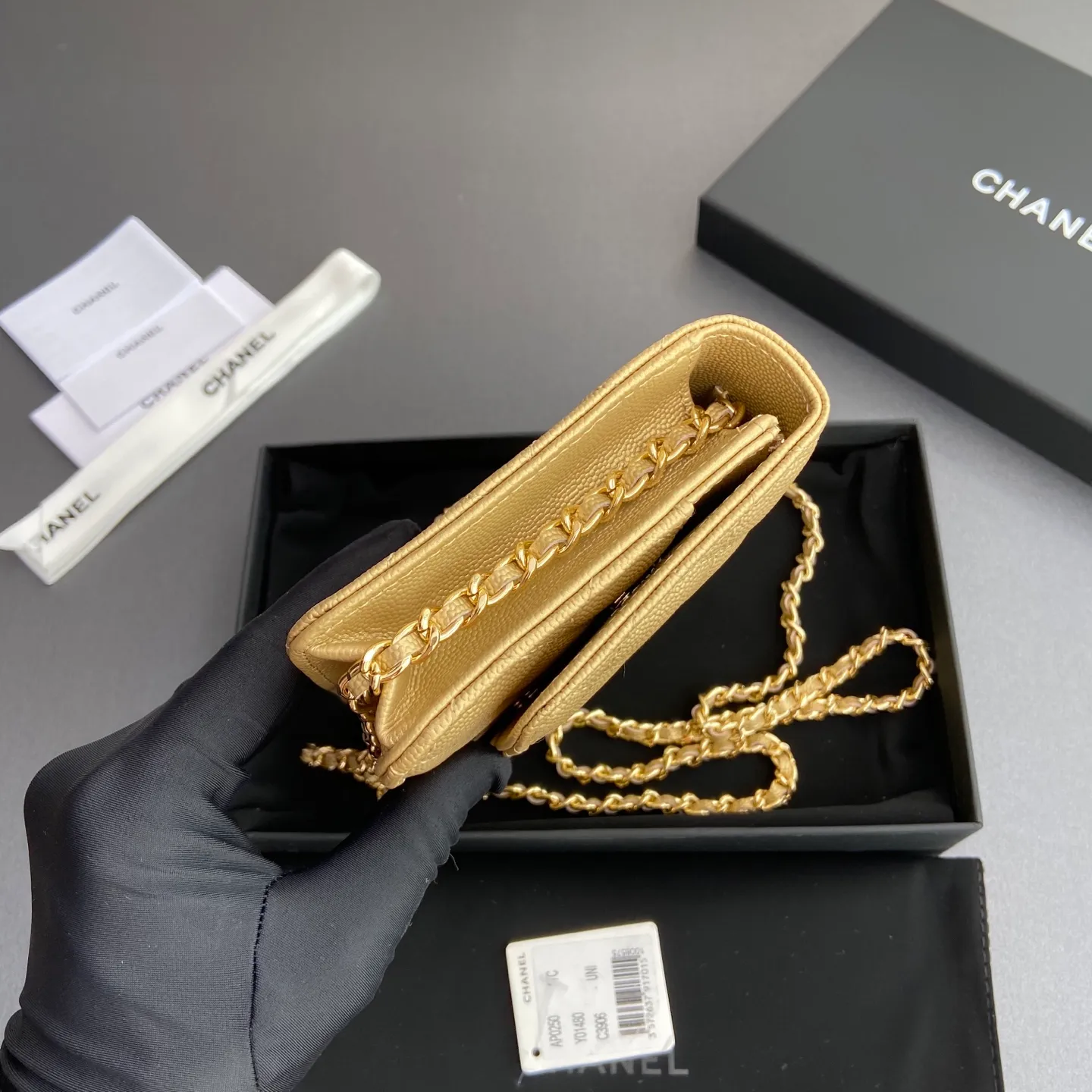 Xiaoxiang imported Italian grained calfskin Item number: A0250 Price: 640 Size: w20×h13×d3.5cm Color: Gold fine ball pattern golden steel mark