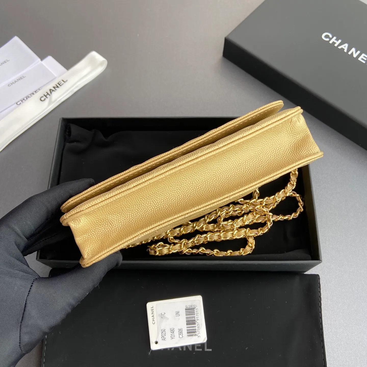 Xiaoxiang imported Italian grained calfskin Item number: A0250 Price: 640 Size: w20×h13×d3.5cm Color: Gold fine ball pattern golden steel mark