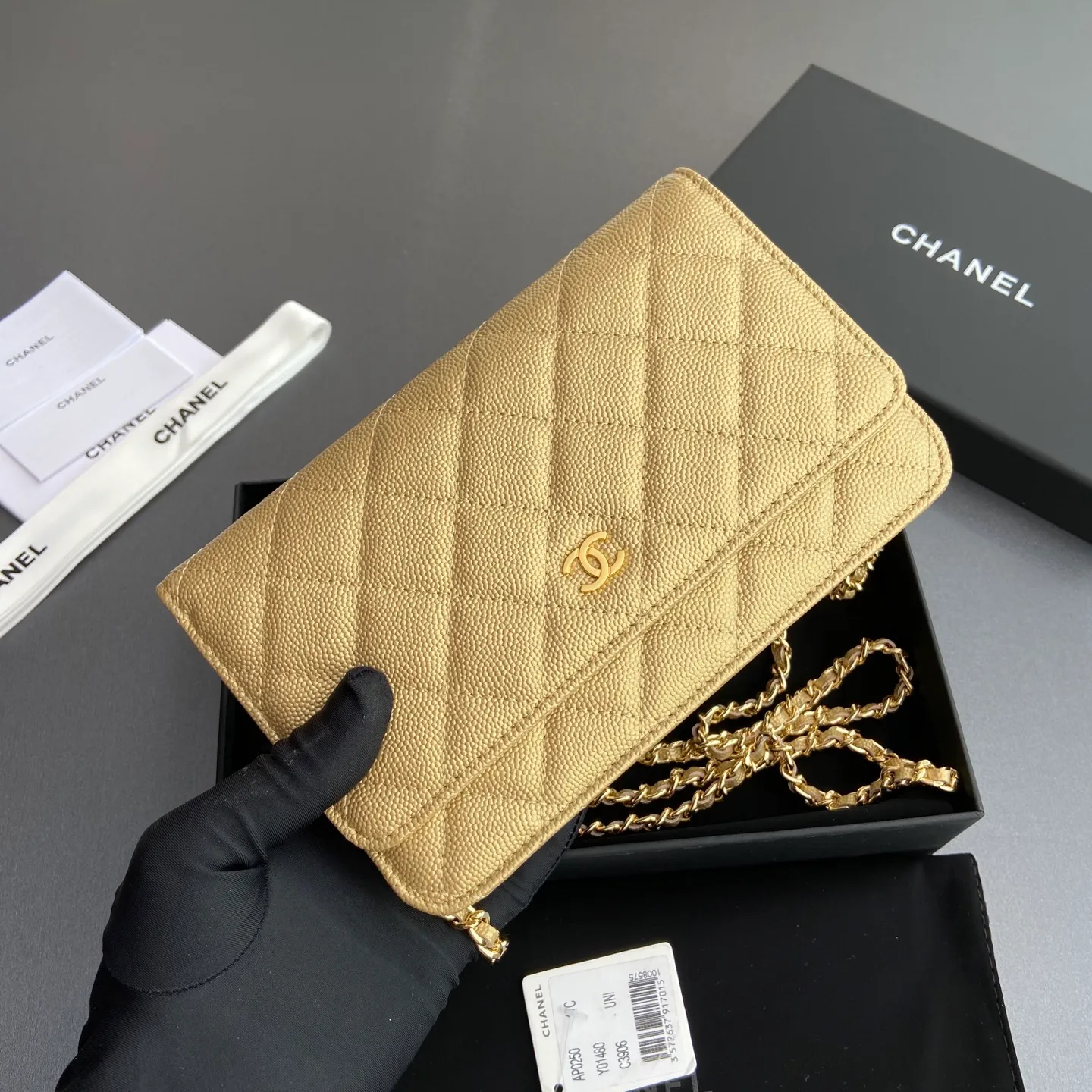 Xiaoxiang imported Italian grained calfskin Item number: A0250 Price: 640 Size: w20×h13×d3.5cm Color: Gold fine ball pattern golden steel mark
