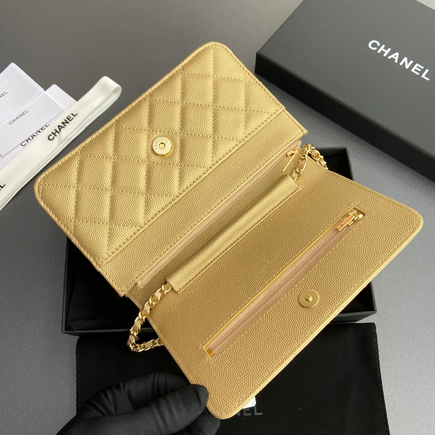 Xiaoxiang imported Italian grained calfskin Item number: A0250 Price: 640 Size: w20×h13×d3.5cm Color: Gold fine ball pattern golden steel mark