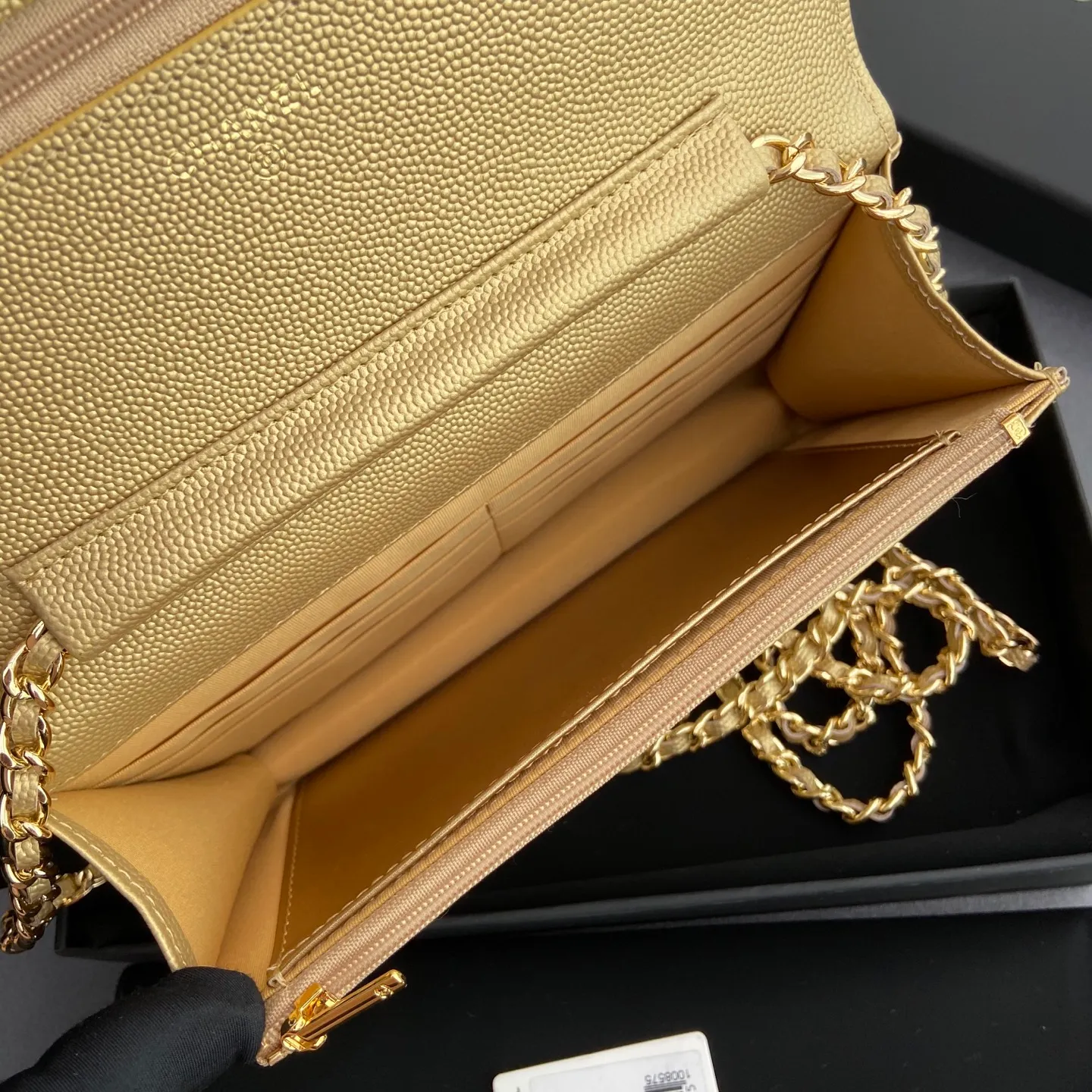 Xiaoxiang imported Italian grained calfskin Item number: A0250 Price: 640 Size: w20×h13×d3.5cm Color: Gold fine ball pattern golden steel mark
