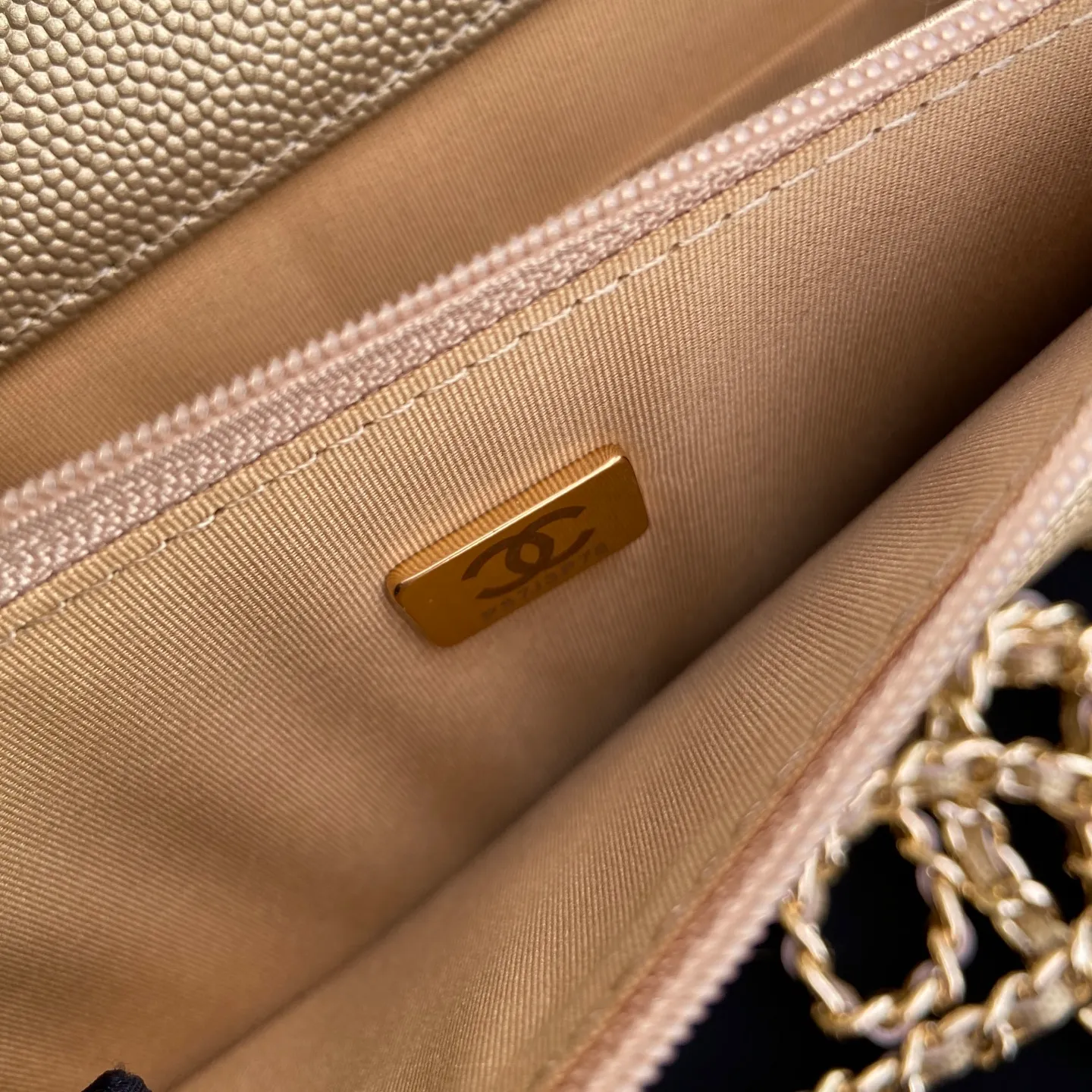 Xiaoxiang imported Italian grained calfskin Item number: A0250 Price: 640 Size: w20×h13×d3.5cm Color: Gold fine ball pattern golden steel mark