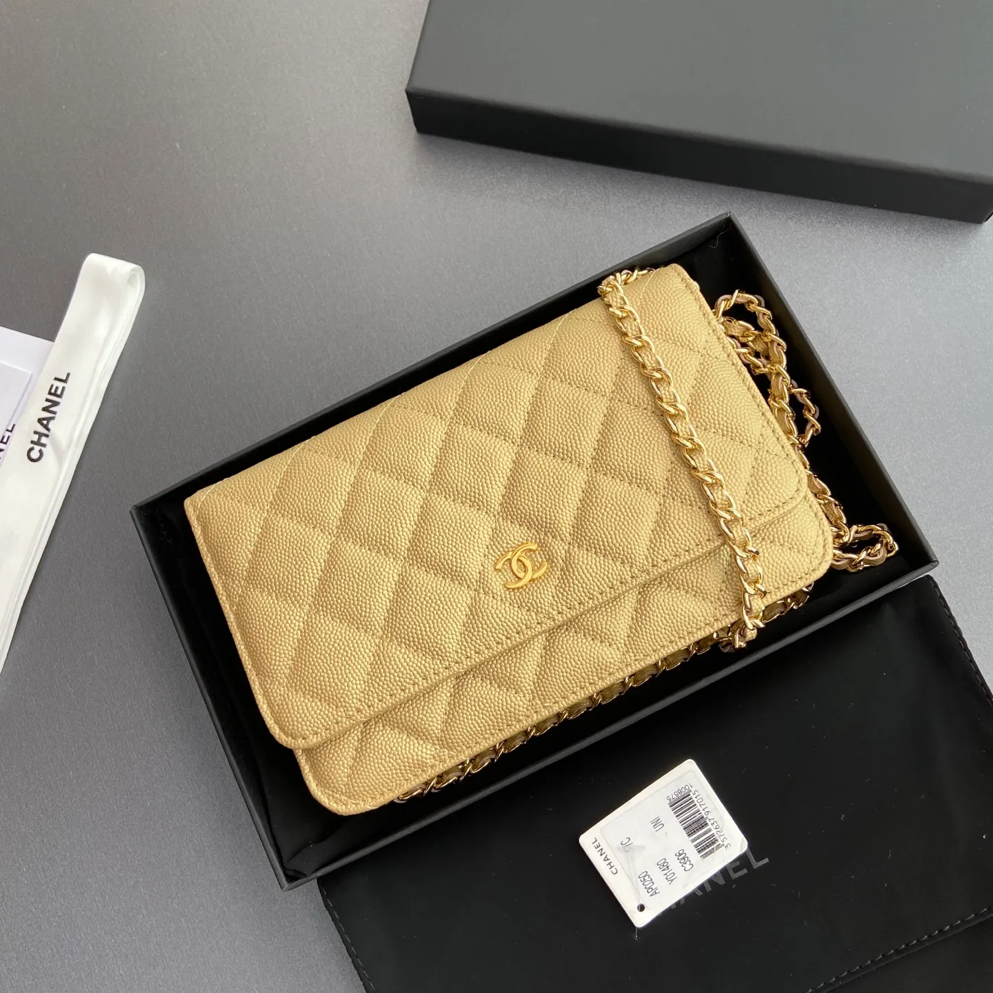 Xiaoxiang imported Italian grained calfskin Item number: A0250 Price: 640 Size: w20×h13×d3.5cm Color: Gold fine ball pattern golden steel mark