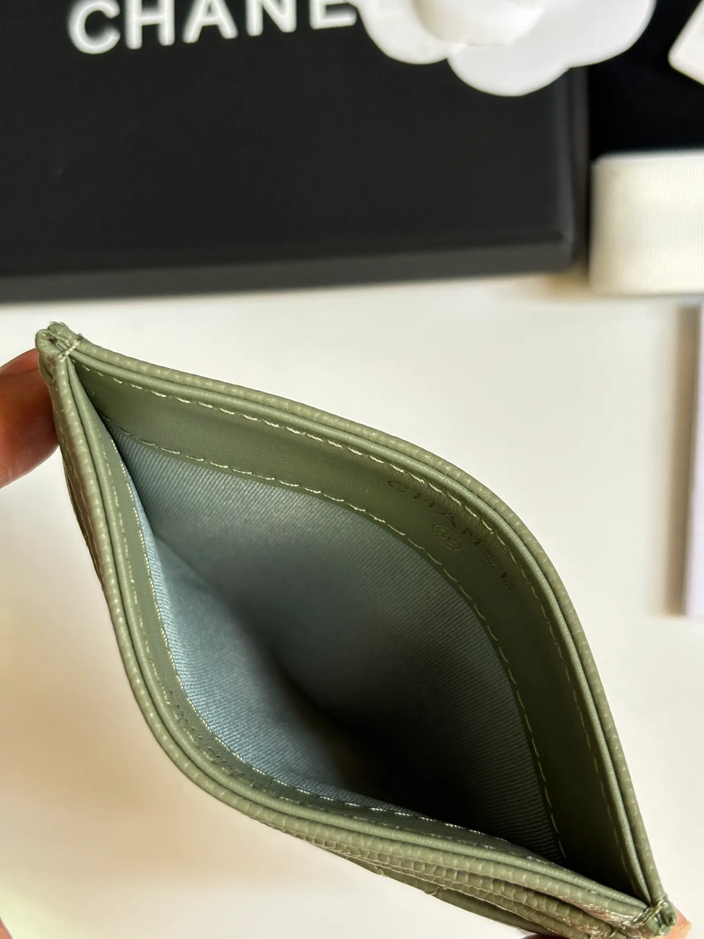 💰240 new product CH@NEL card holder has arrived💦This card holder adds a few more card slots based on the old model, making it more practical. It has original quality and beautiful details. Model No. AP8944, size 11*8*1cm.