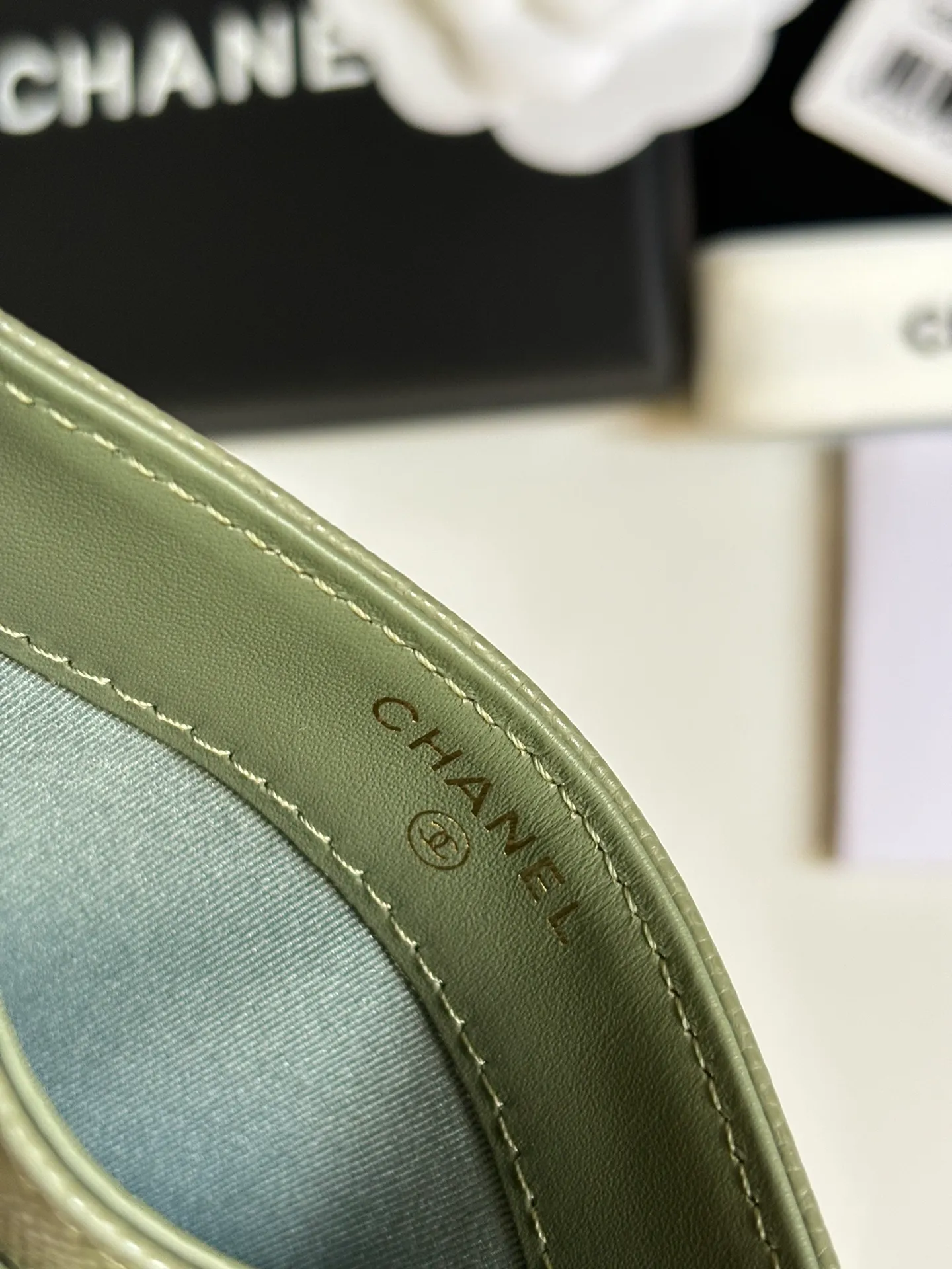 💰240 new product CH@NEL card holder has arrived💦This card holder adds a few more card slots based on the old model, making it more practical. It has original quality and beautiful details. Model No. AP8944, size 11*8*1cm.