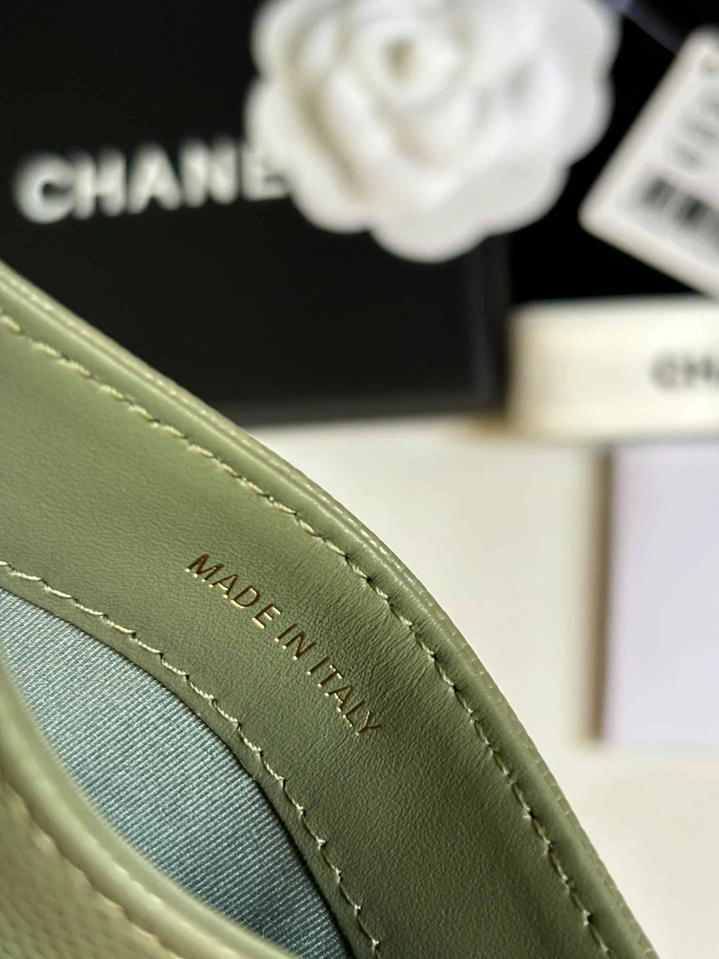 💰240 new product CH@NEL card holder has arrived💦This card holder adds a few more card slots based on the old model, making it more practical. It has original quality and beautiful details. Model No. AP8944, size 11*8*1cm.