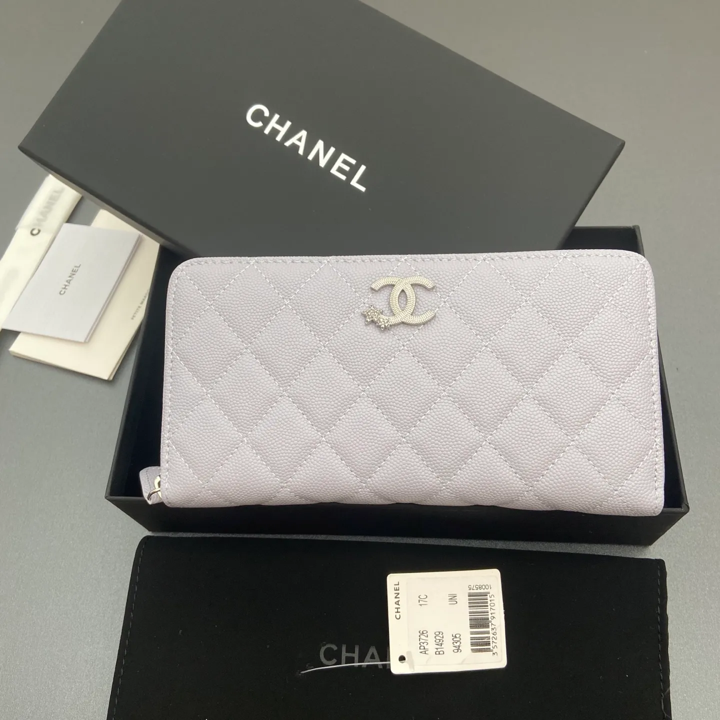 25b new series caviar cowhide with stars ⭐logo shiny blingblibg~zipper bag series light purple fine ball pattern silver star hardware 12 card slots, two banknote compartments two compartments, 1 zipper bag Price: 250 No.: 3726 Size: w19×h10×d3cm