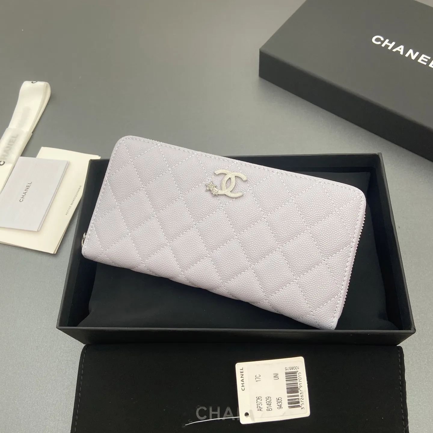 25b new series caviar cowhide with stars ⭐logo shiny blingblibg~zipper bag series light purple fine ball pattern silver star hardware 12 card slots, two banknote compartments two compartments, 1 zipper bag Price: 250 No.: 3726 Size: w19×h10×d3cm