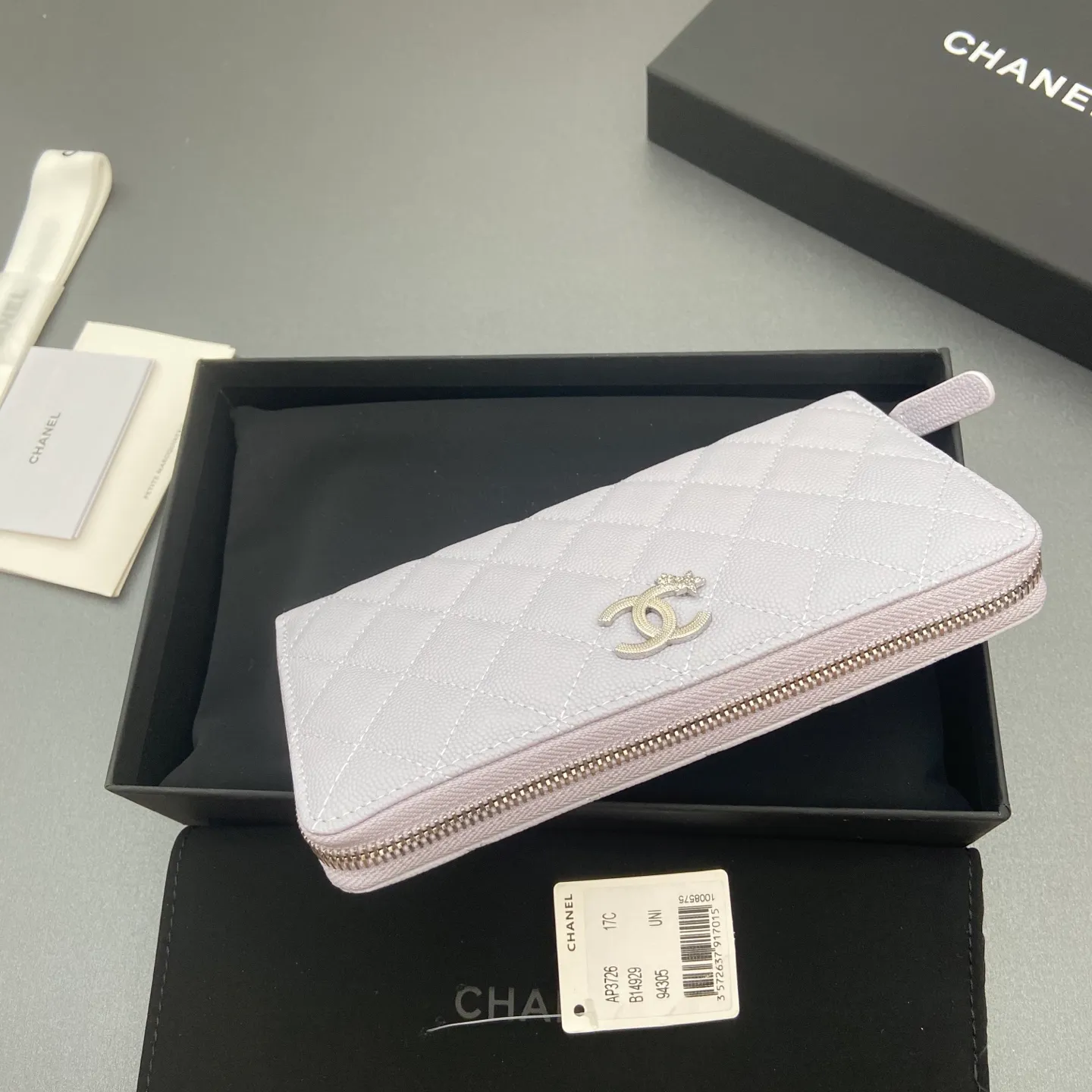 25b new series caviar cowhide with stars ⭐logo shiny blingblibg~zipper bag series light purple fine ball pattern silver star hardware 12 card slots, two banknote compartments two compartments, 1 zipper bag Price: 250 No.: 3726 Size: w19×h10×d3cm