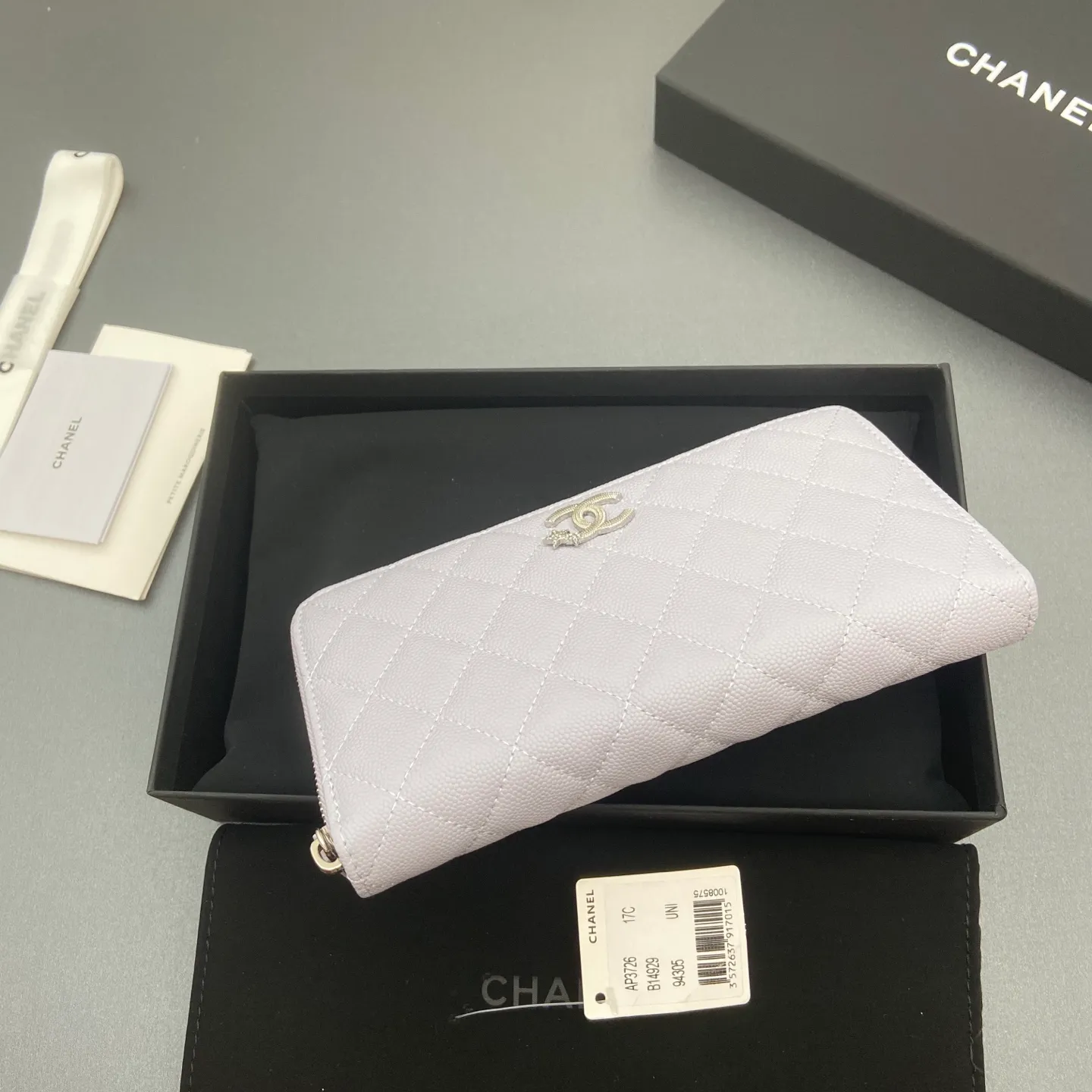 25b new series caviar cowhide with stars ⭐logo shiny blingblibg~zipper bag series light purple fine ball pattern silver star hardware 12 card slots, two banknote compartments two compartments, 1 zipper bag Price: 250 No.: 3726 Size: w19×h10×d3cm