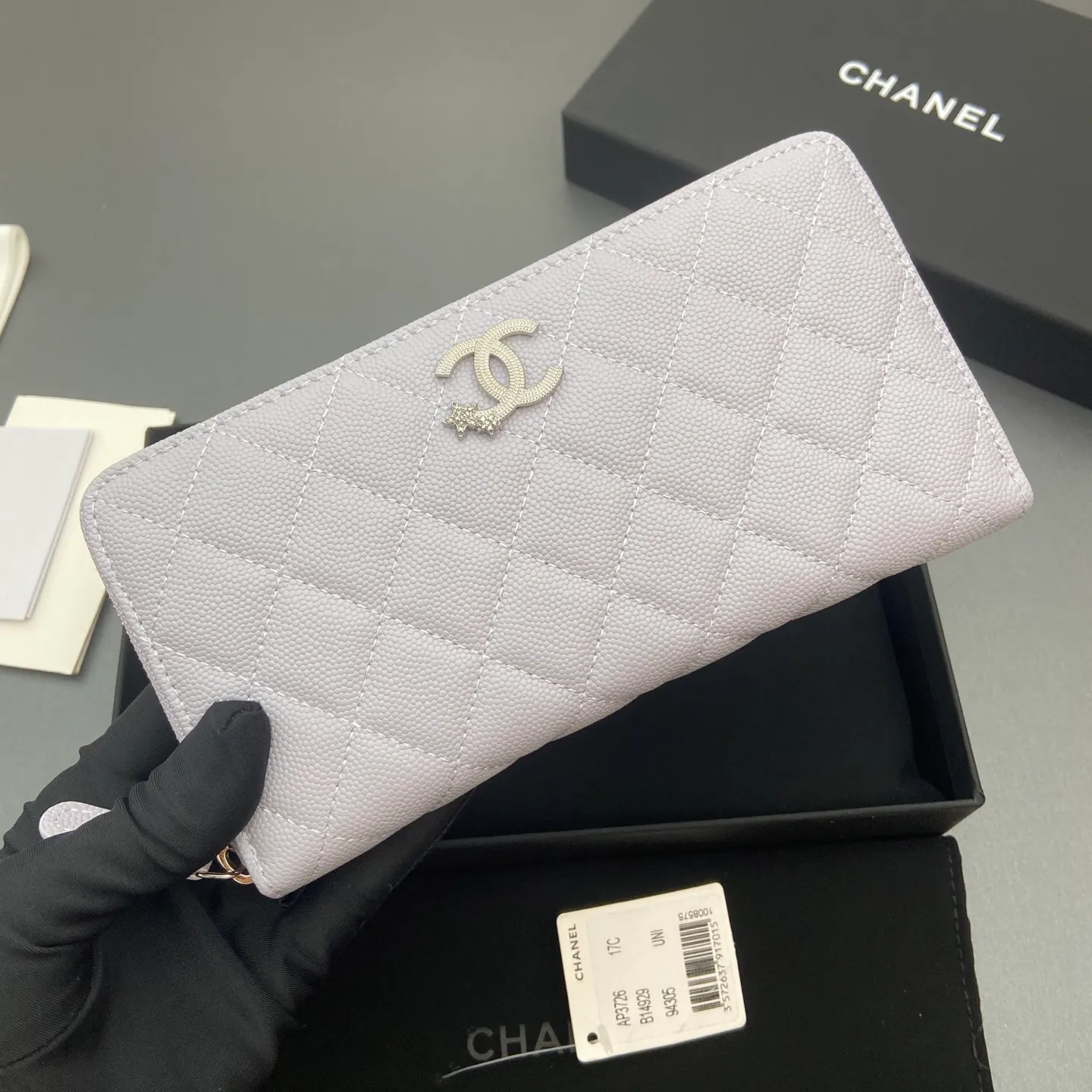 25b new series caviar cowhide with stars ⭐logo shiny blingblibg~zipper bag series light purple fine ball pattern silver star hardware 12 card slots, two banknote compartments two compartments, 1 zipper bag Price: 250 No.: 3726 Size: w19×h10×d3cm
