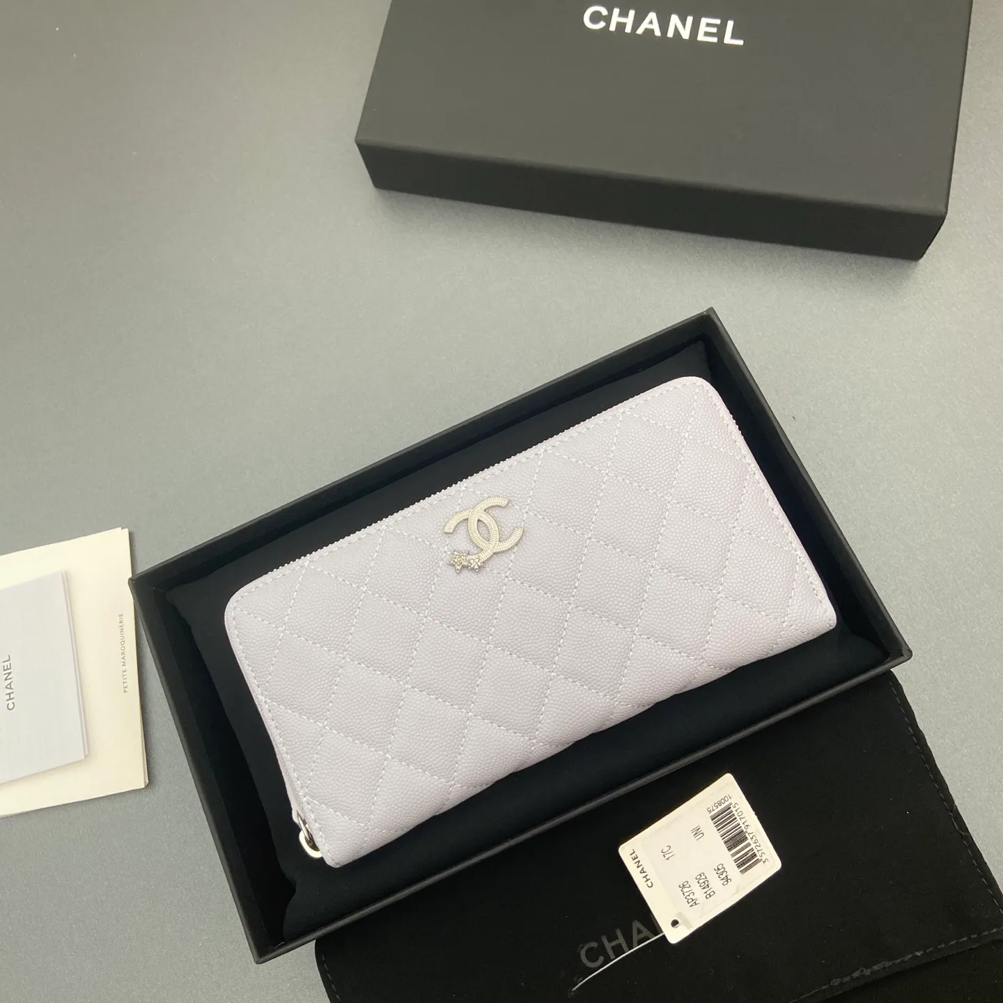 25b new series caviar cowhide with stars ⭐logo shiny blingblibg~zipper bag series light purple fine ball pattern silver star hardware 12 card slots, two banknote compartments two compartments, 1 zipper bag Price: 250 No.: 3726 Size: w19×h10×d3cm