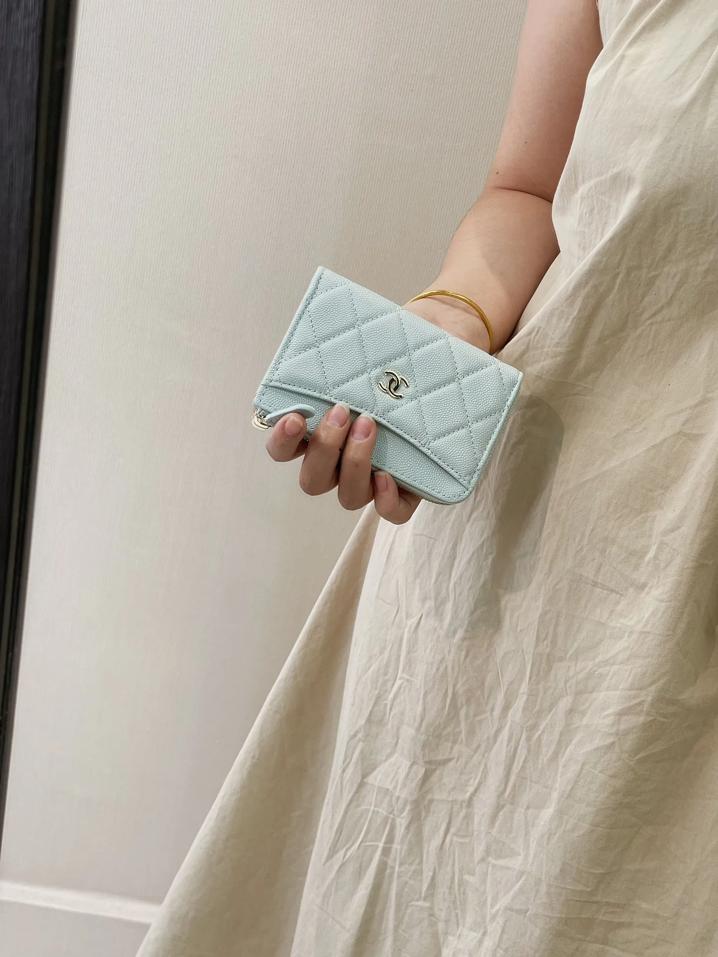 3179 Real shot of sky blue upper body picture