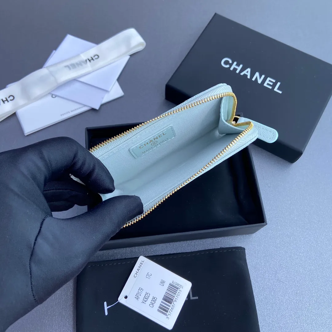 [Special grade hardware original leather] ¥320 Xiaoxiang small zipper bag card holder series Quilted card holder with iconic metal logo Gold tone metal hardware, special Italian imported leather 6 card slots, 1 small zipper bag No.: 3179 Light blue fine ball gold Size: w13×h9×2cm