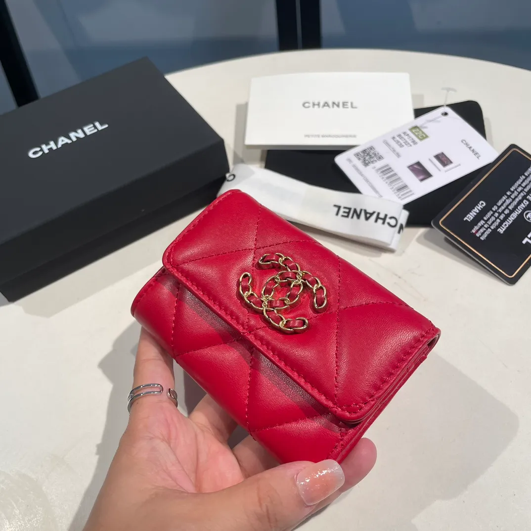 💰300😊Upgraded version💋🆕Ohanel new color🆕The latest hijab card holder, the texture of goatskin is invincible 😼The 19 series that is mainly promoted this season is the big rhombus, with a strong retro style👝Is there anyone who wants to buy each color🧸 The logo is eye-catching and unique, the goatskin has a faint luster, and the temperament instantly ups and downs❣The fashionable style and style are also co-created by Karl and Viard. The first series launched by the new artistic director will be a key recommendation of the brand from this year to next year, conveying the essence of the brand, with a full set of packaging 1790🍃size: 8.5*11cm