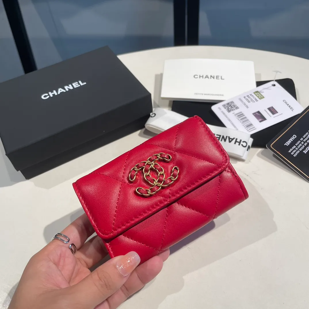 💰300😊Upgraded version💋🆕Ohanel new color🆕The latest hijab card holder, the texture of goatskin is invincible 😼The 19 series that is mainly promoted this season is the big rhombus, with a strong retro style👝Is there anyone who wants to buy each color🧸 The logo is eye-catching and unique, the goatskin has a faint luster, and the temperament instantly ups and downs❣The fashionable style and style are also co-created by Karl and Viard. The first series launched by the new artistic director will be a key recommendation of the brand from this year to next year, conveying the essence of the brand, with a full set of packaging 1790🍃size: 8.5*11cm