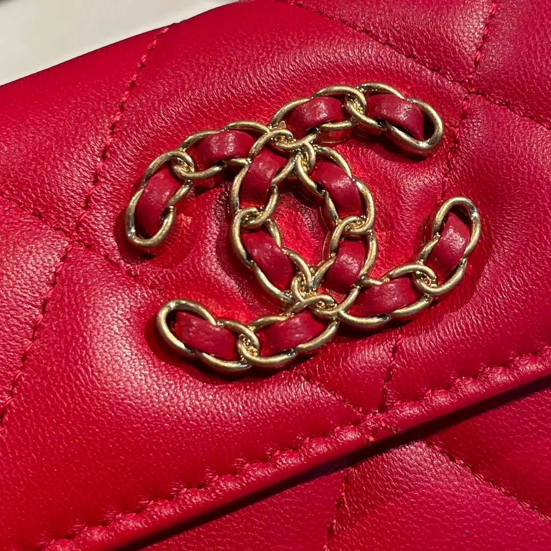 💰300😊Upgraded version💋🆕Ohanel new color🆕The latest hijab card holder, the texture of goatskin is invincible 😼The 19 series that is mainly promoted this season is the big rhombus, with a strong retro style👝Is there anyone who wants to buy each color🧸 The logo is eye-catching and unique, the goatskin has a faint luster, and the temperament instantly ups and downs❣The fashionable style and style are also co-created by Karl and Viard. The first series launched by the new artistic director will be a key recommendation of the brand from this year to next year, conveying the essence of the brand, with a full set of packaging 1790🍃size: 8.5*11cm