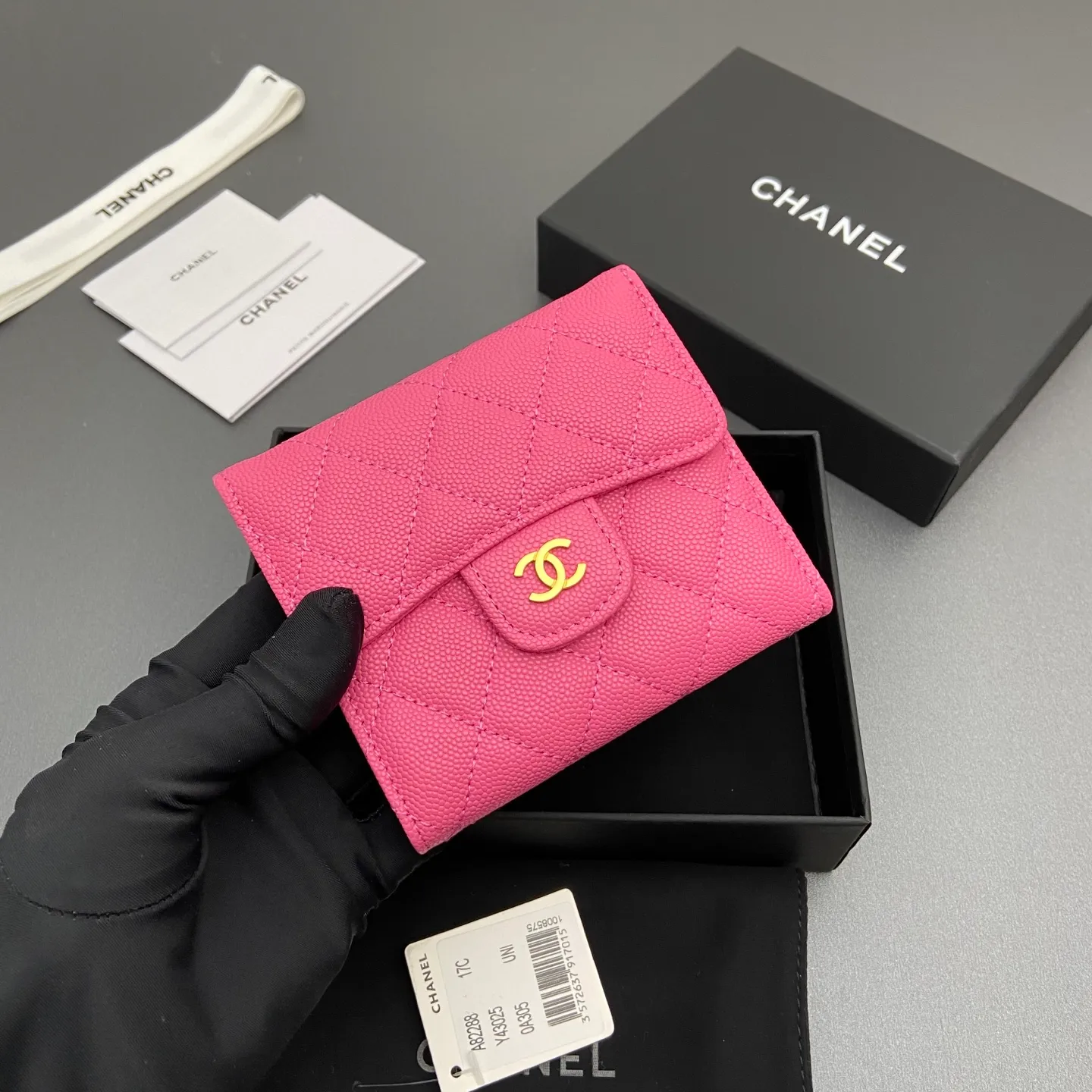 [Imported leather from Italy] ¥440 Special plum red fine ball grain embossed leather Gold tone metal hardware 6 card slots 1 banknote compartment 1 coin zipper bag No.: 82288 Size: w10.5×h11.5×d3cm