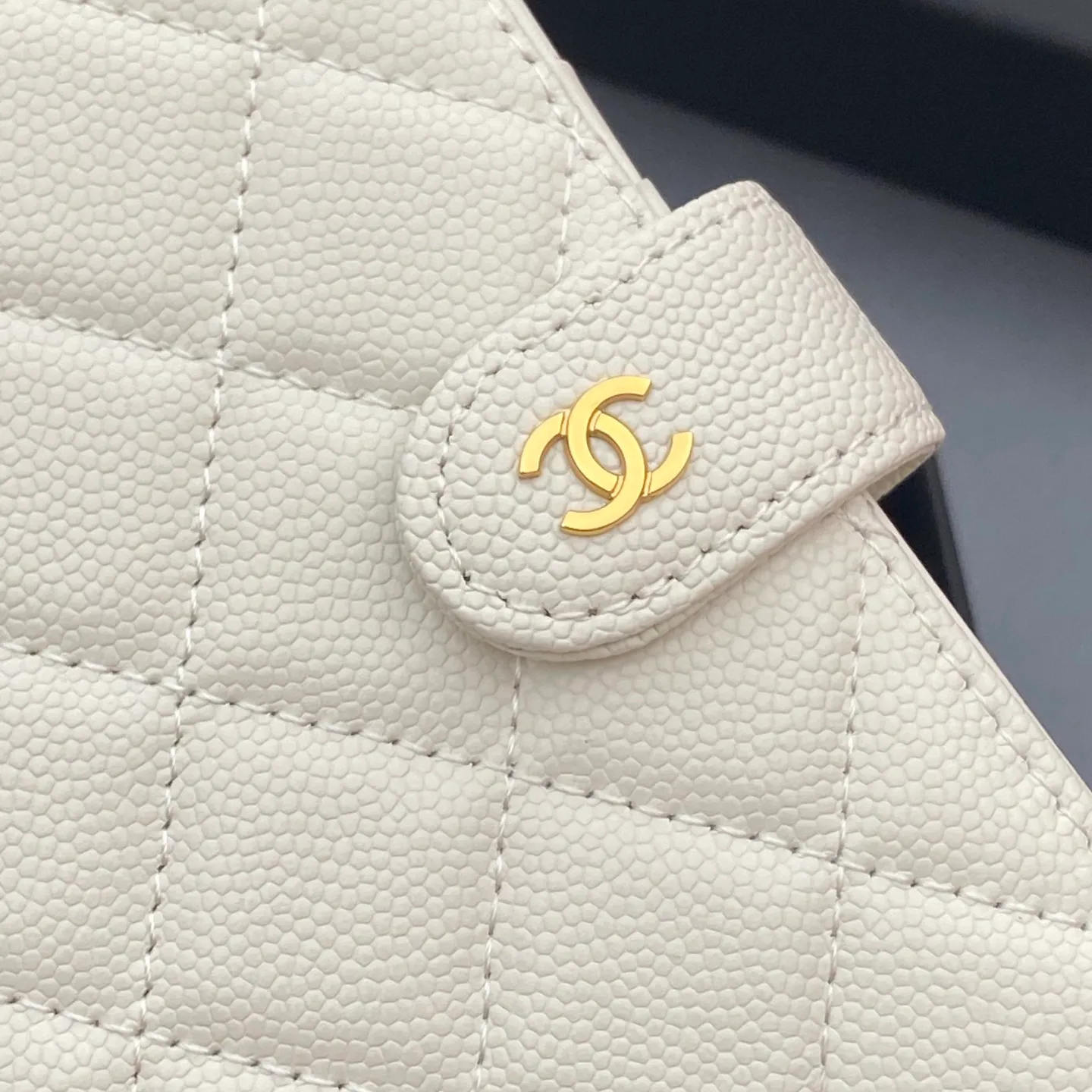 [Special grade hardware original leather] ¥440 Xiaoxiang passport holder series Quilted with iconic metal logo Gold tone metal hardware, special Italian imported leather 4 card slots, 1 small zipper pocket. 1 banknote compartment, 1 passport holder card slot No.: 96066 White thin ball gold buckle Size: w10×h14×d2cm