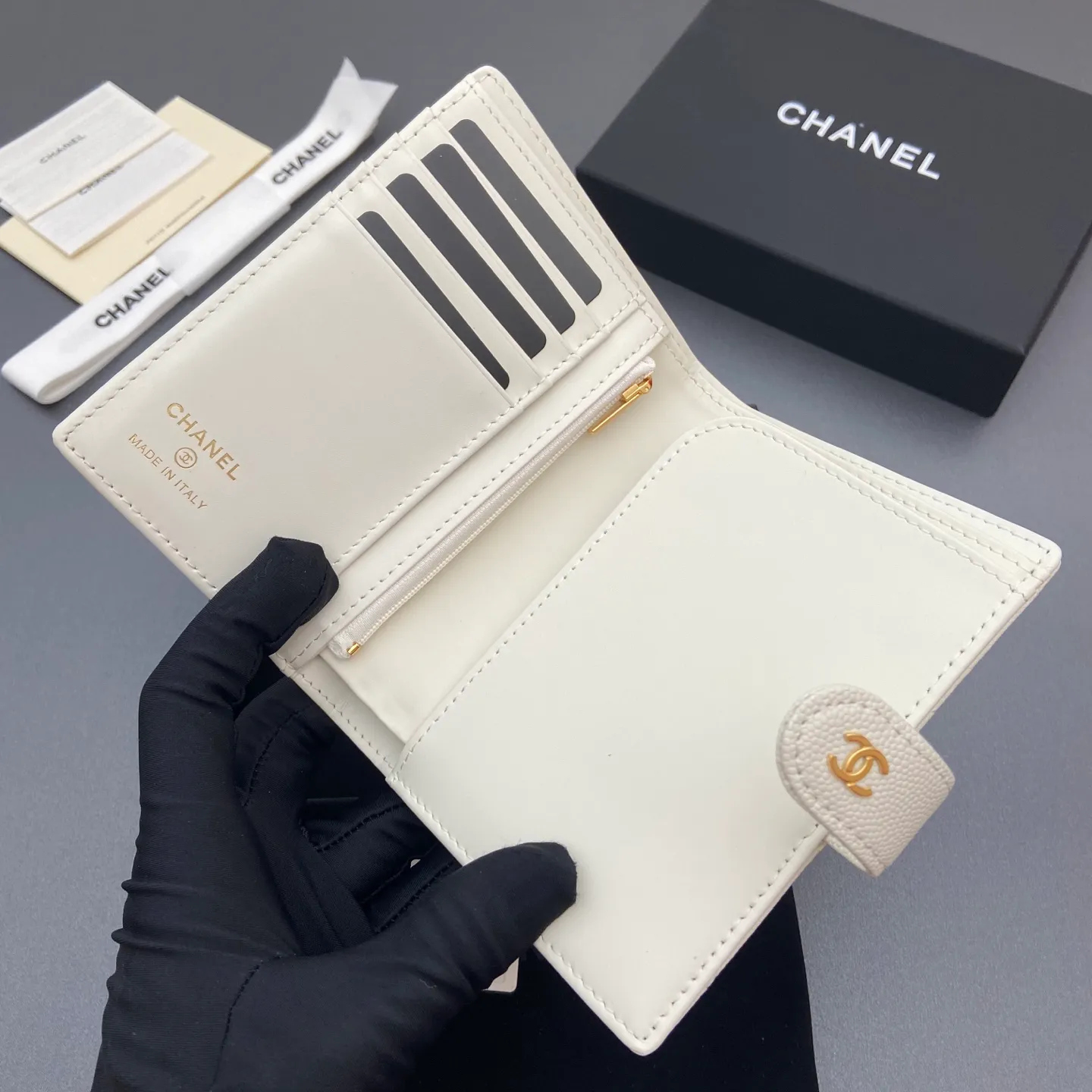 [Special grade hardware original leather] ¥440 Xiaoxiang passport holder series Quilted with iconic metal logo Gold tone metal hardware, special Italian imported leather 4 card slots, 1 small zipper pocket. 1 banknote compartment, 1 passport holder card slot No.: 96066 White thin ball gold buckle Size: w10×h14×d2cm