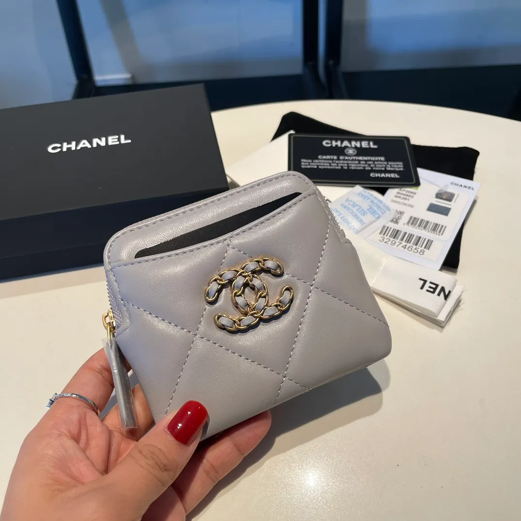 💰440😊Upgraded version💋🆕Ohanel new color🆕The latest zipper card holder coin purse with multiple card slots. The texture of goatskin is unparalleled. 😼The 19 series that is mainly recommended this season is a big rhombus with a strong retro style. Is there anyone who wants to buy every color?🧸 The logo is eye-catching and unique, the goatskin has a faint luster, and the temperament instantly ups and downs❣The fashionable style and style are also co-created by Karl and Viard. The first series launched by the new artistic director will be a key recommendation of the brand from this year to next year, conveying the essence of the brand, with a full set of packaging 2086🍃size: 12*9.5cm