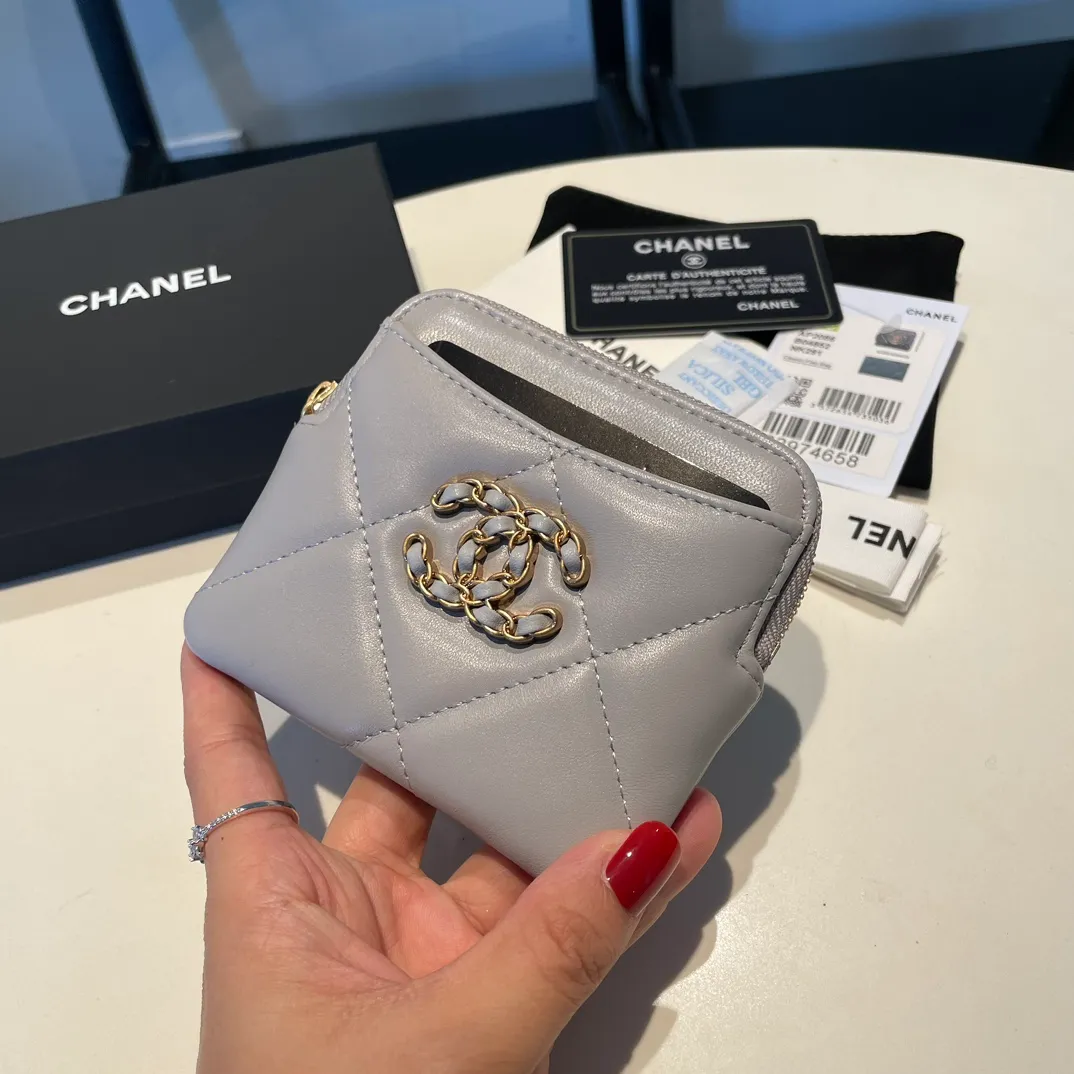 💰440😊Upgraded version💋🆕Ohanel new color🆕The latest zipper card holder coin purse with multiple card slots. The texture of goatskin is unparalleled. 😼The 19 series that is mainly recommended this season is a big rhombus with a strong retro style. Is there anyone who wants to buy every color?🧸 The logo is eye-catching and unique, the goatskin has a faint luster, and the temperament instantly ups and downs❣The fashionable style and style are also co-created by Karl and Viard. The first series launched by the new artistic director will be a key recommendation of the brand from this year to next year, conveying the essence of the brand, with a full set of packaging 2086🍃size: 12*9.5cm