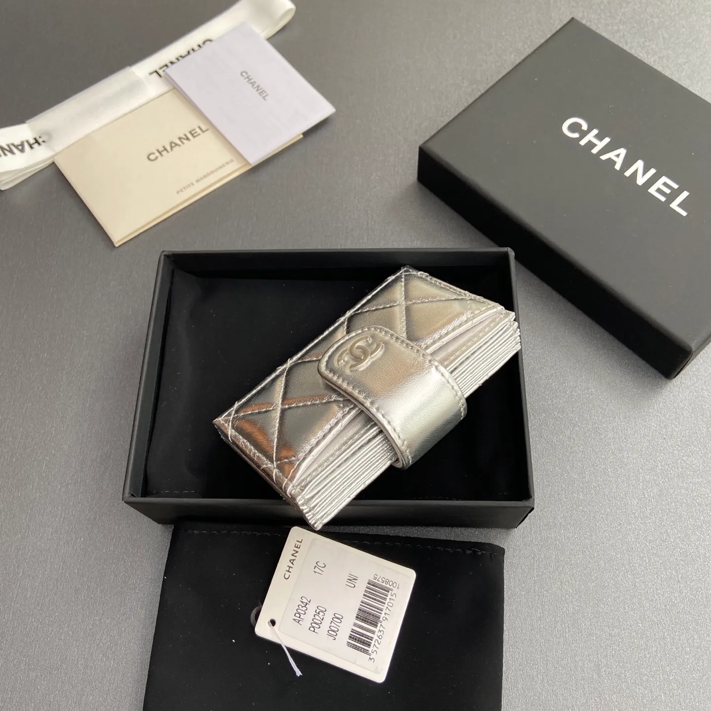 [Special grade hardware original leather] ¥400 Small fragrant organ multi-card slot card holder series with iconic metal logo Silver tone metal hardware, special Italian imported leather 6 card slots No.: 0342 Silver sheepskin silver steel mark Size: w10×h6×2cm