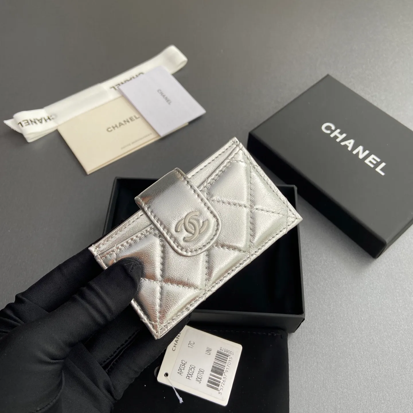 [Special grade hardware original leather] ¥400 Small fragrant organ multi-card slot card holder series with iconic metal logo Silver tone metal hardware, special Italian imported leather 6 card slots No.: 0342 Silver sheepskin silver steel mark Size: w10×h6×2cm