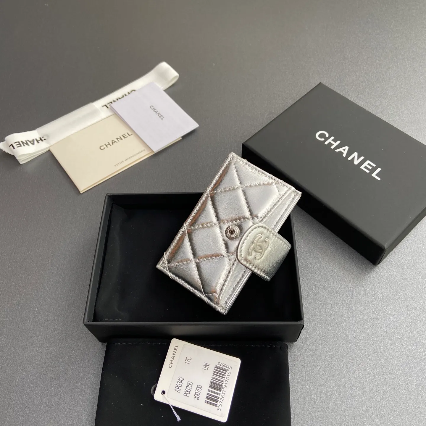 [Special grade hardware original leather] ¥400 Small fragrant organ multi-card slot card holder series with iconic metal logo Silver tone metal hardware, special Italian imported leather 6 card slots No.: 0342 Silver sheepskin silver steel mark Size: w10×h6×2cm