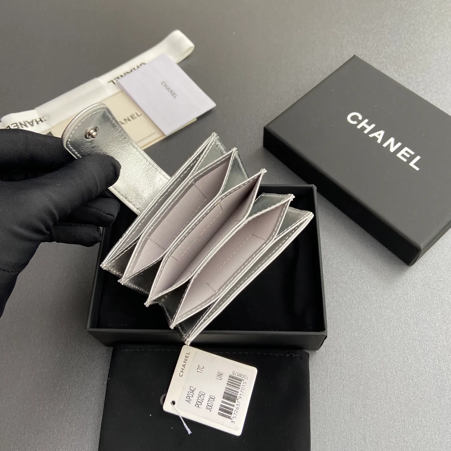 [Special grade hardware original leather] ¥400 Small fragrant organ multi-card slot card holder series with iconic metal logo Silver tone metal hardware, special Italian imported leather 6 card slots No.: 0342 Silver sheepskin silver steel mark Size: w10×h6×2cm