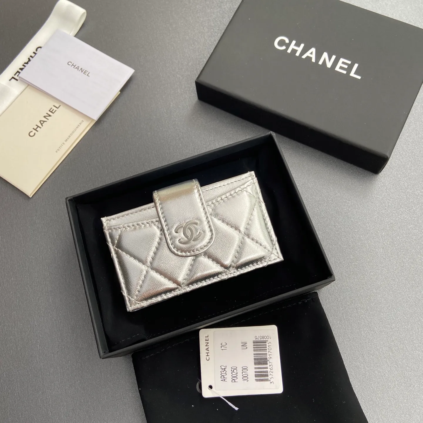 [Special grade hardware original leather] ¥400 Small fragrant organ multi-card slot card holder series with iconic metal logo Silver tone metal hardware, special Italian imported leather 6 card slots No.: 0342 Silver sheepskin silver steel mark Size: w10×h6×2cm