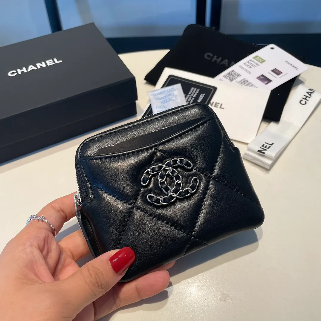 💰440😊Upgraded version💋🆕Ohanel new color🆕The latest zipper card holder coin purse with multiple card slots. The texture of goatskin is unparalleled. 😼The 19 series that is mainly recommended this season is a big rhombus with a strong retro style. Is there anyone who wants to buy every color?🧸 The logo is eye-catching and unique, the goatskin has a faint luster, and the temperament instantly ups and downs❣The fashionable style and style are also co-created by Karl and Viard. The first series launched by the new artistic director will be a key recommendation of the brand from this year to next year, conveying the essence of the brand, with a full set of packaging 2086🍃size: 12*9.5cm