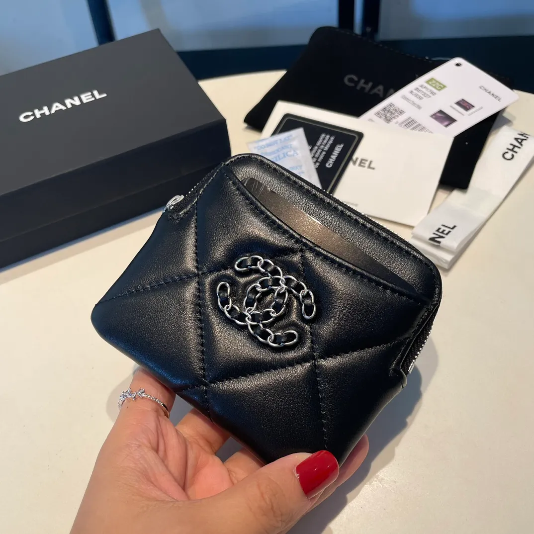 💰440😊Upgraded version💋🆕Ohanel new color🆕The latest zipper card holder coin purse with multiple card slots. The texture of goatskin is unparalleled. 😼The 19 series that is mainly recommended this season is a big rhombus with a strong retro style. Is there anyone who wants to buy every color?🧸 The logo is eye-catching and unique, the goatskin has a faint luster, and the temperament instantly ups and downs❣The fashionable style and style are also co-created by Karl and Viard. The first series launched by the new artistic director will be a key recommendation of the brand from this year to next year, conveying the essence of the brand, with a full set of packaging 2086🍃size: 12*9.5cm