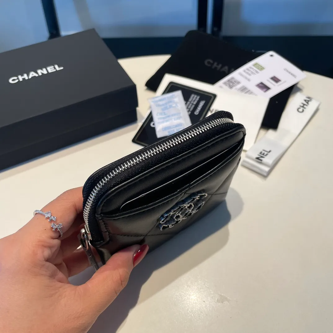 💰440😊Upgraded version💋🆕Ohanel new color🆕The latest zipper card holder coin purse with multiple card slots. The texture of goatskin is unparalleled. 😼The 19 series that is mainly recommended this season is a big rhombus with a strong retro style. Is there anyone who wants to buy every color?🧸 The logo is eye-catching and unique, the goatskin has a faint luster, and the temperament instantly ups and downs❣The fashionable style and style are also co-created by Karl and Viard. The first series launched by the new artistic director will be a key recommendation of the brand from this year to next year, conveying the essence of the brand, with a full set of packaging 2086🍃size: 12*9.5cm