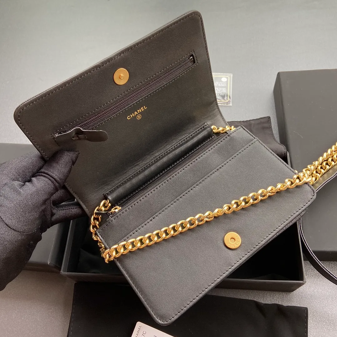 Woc series 𝑺𝒊𝒛𝒆: 19.5cm💰760 💌Fashion and classic are integrated, never out of date. Leather: Original imported black fine ball grain cowhide Hardware: All steel gilt Size: w19.5×h13×d3.5 Model: 81969