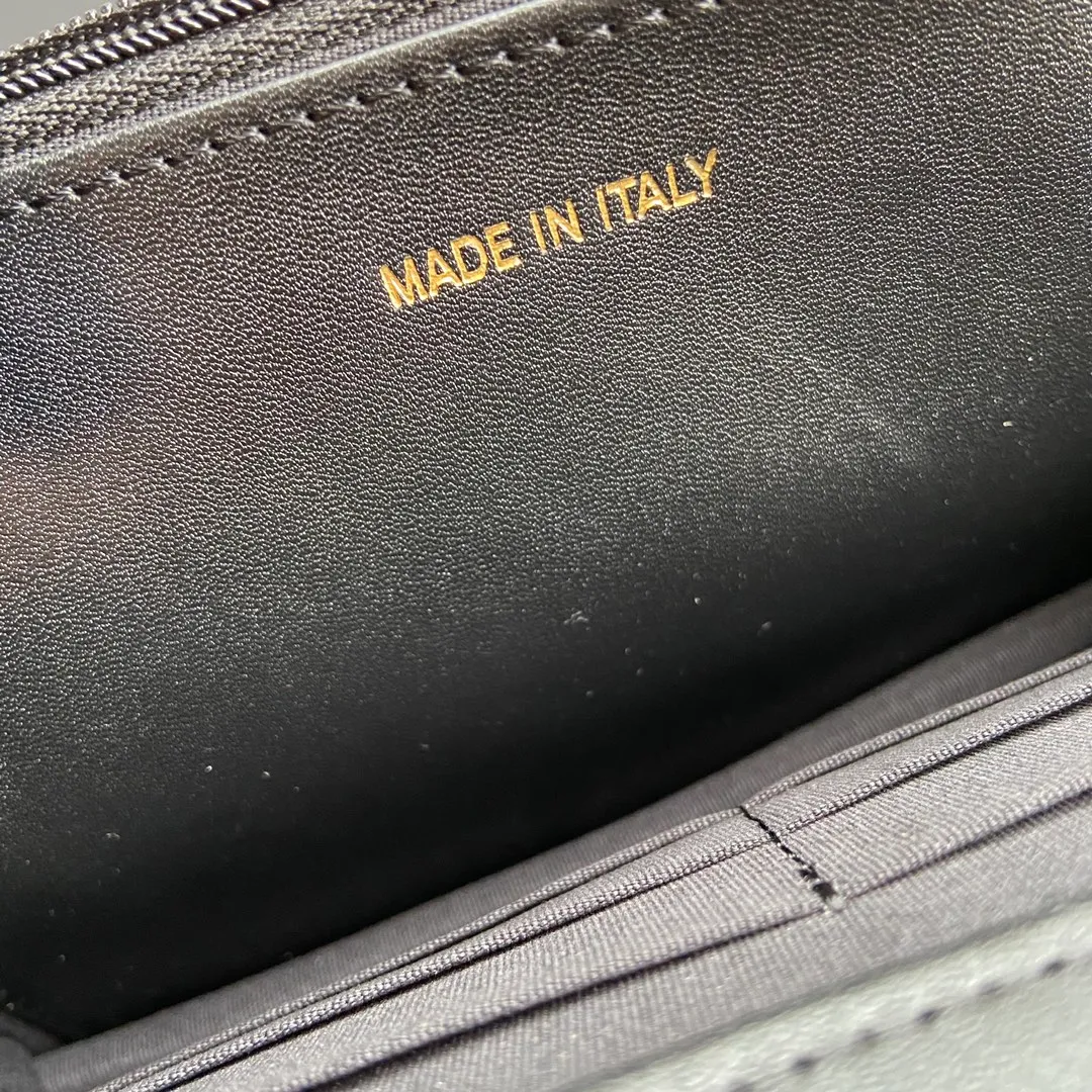 Woc series 𝑺𝒊𝒛𝒆: 19.5cm💰760 💌Fashion and classic are integrated, never out of date. Leather: Original imported black fine ball grain cowhide Hardware: All steel gilt Size: w19.5×h13×d3.5 Model: 81969